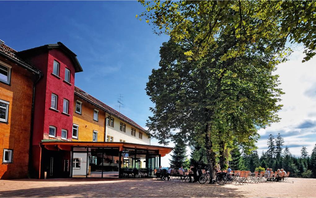 Hotel Zuflucht mit Terrasse im Sommer