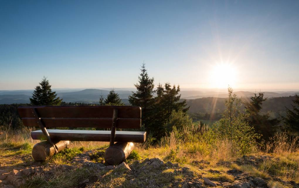 Bank mit Ausblick auf den Schwarzwald und Sonnenuntergang