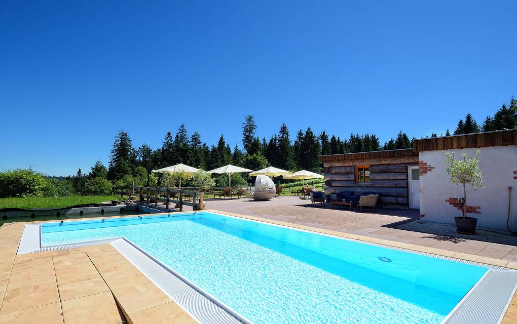 Schwimmingpool mit Liegeflächen im Schwarzwald