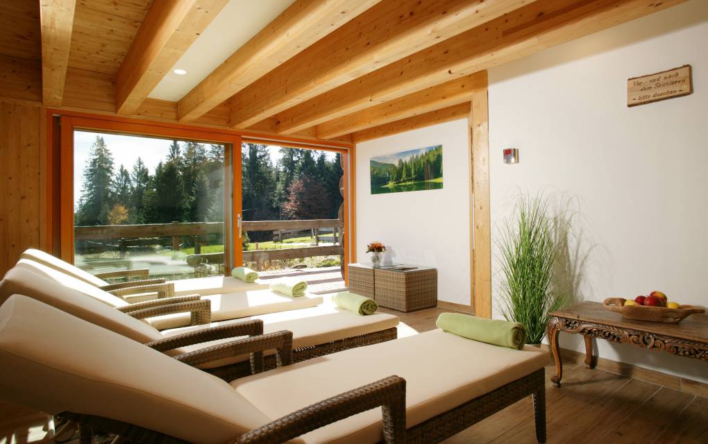 Ruheraum mit Liegen in Wellneshotel