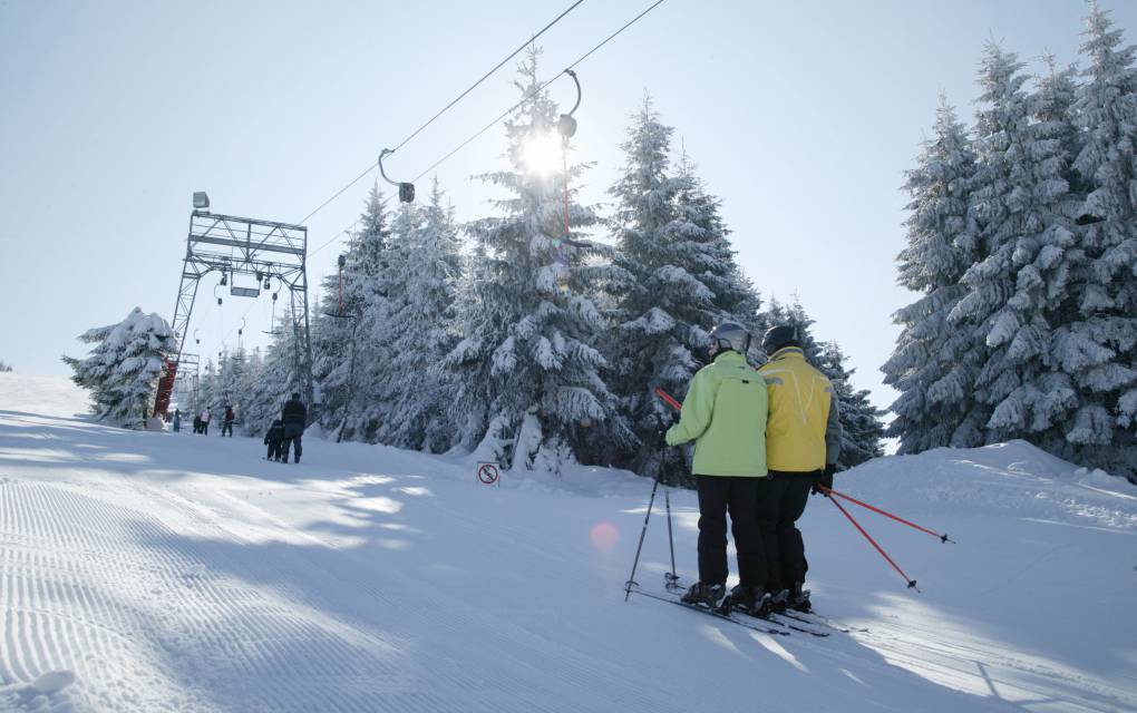 Personen beim Skilift an der Zuflucht im Schwarzwals im Winter