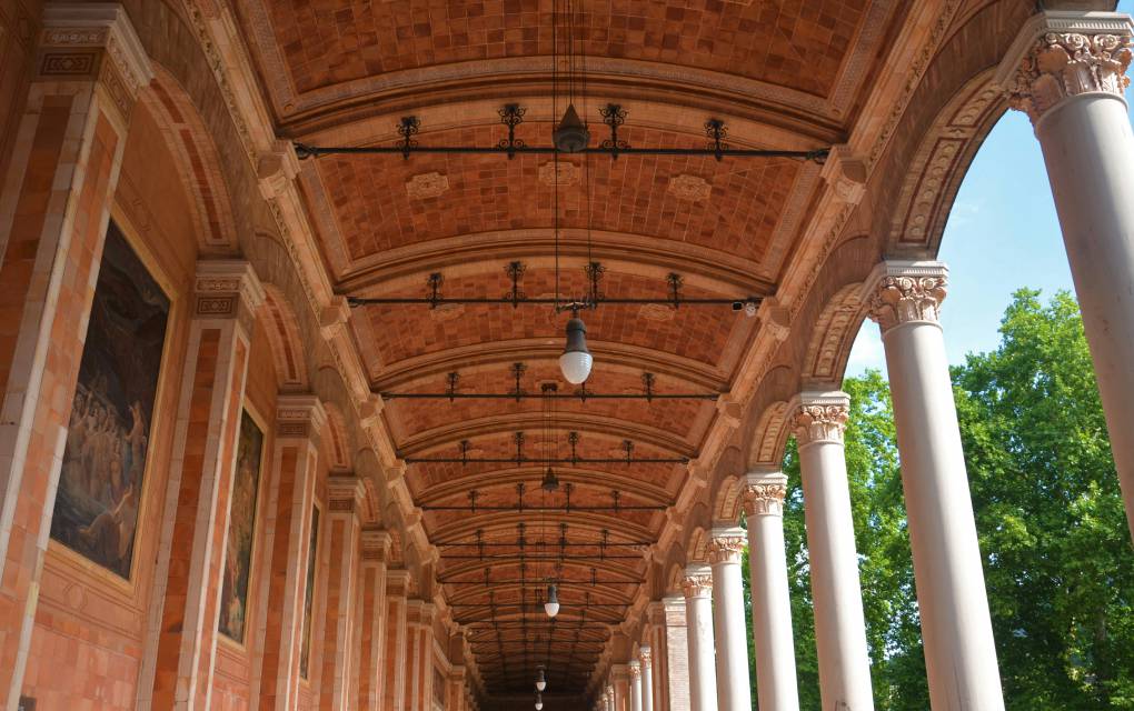 Historisches Gebäude mit Säulen