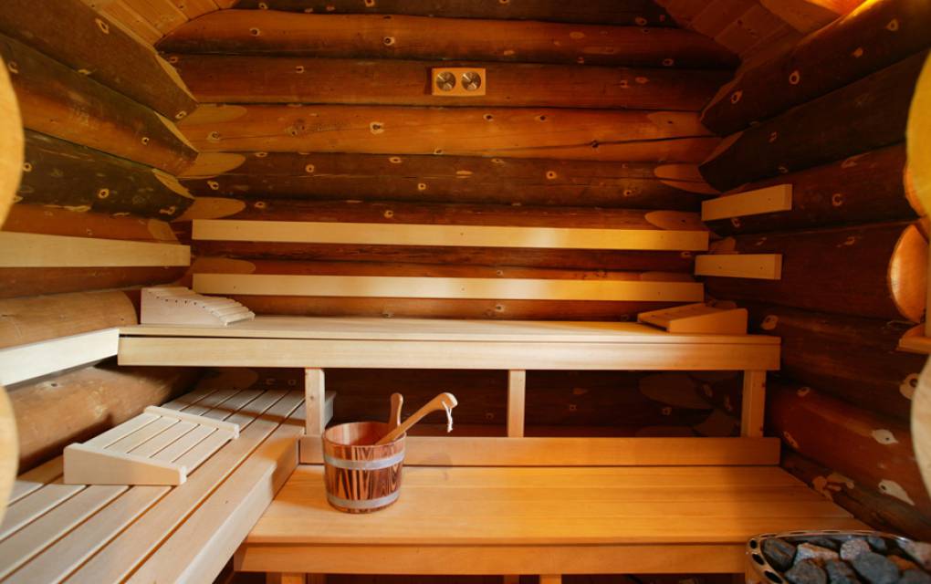Sauna aus Holz mit Aufgussbehälter 