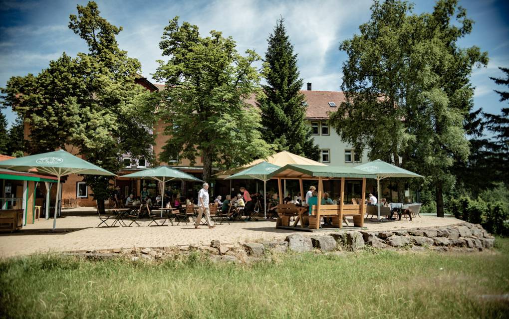 Mitten im Wald. Ganz bei sich: Seit Generationen ein Ort der Einkehr - Natur- & Sporthotel Zuflucht