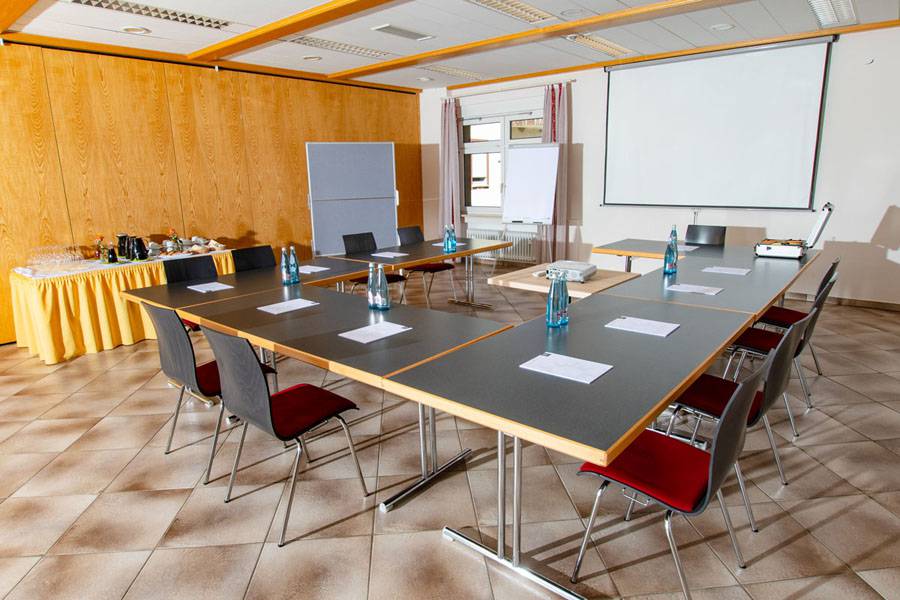 Frühstücksbuffet im Hotel Zuflucht mit frischen Früchten und Teeauswahl