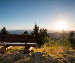 Bank mit Ausblick auf den Schwarzwald und Sonnenuntergang