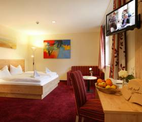 Hotelzimmer mit Sitzecke und TV