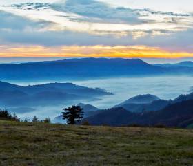 Bank mit Ausblick auf den Schwarzwald und Sonnenuntergang