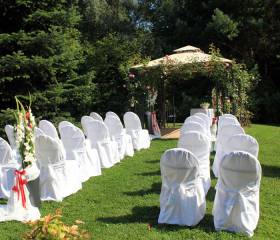 Hochzeitspaar läuft einen Waldweg entlang