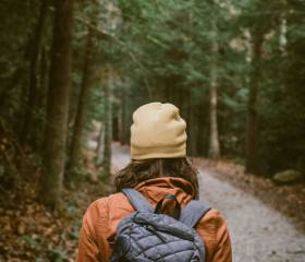 Feldweg mit Weizen und Wanderer im Hintergrund