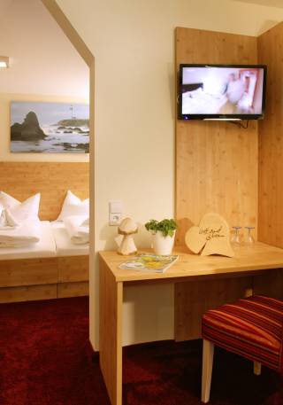 Hotelzimmer mit Sitzecke und TV