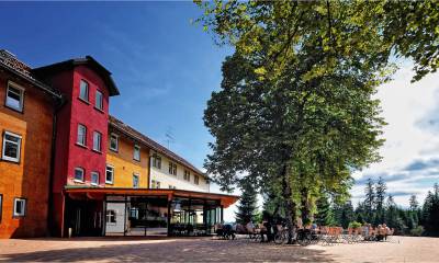 Hotel Zuflucht mit Terrasse im Sommer