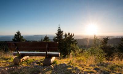 Bank mit Ausblick auf den Schwarzwald und Sonnenuntergang