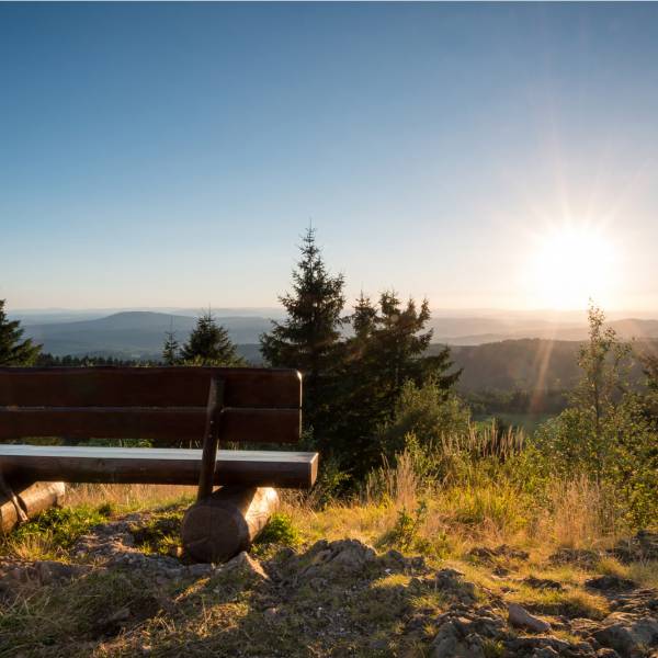 Bank mit Ausblick auf den Schwarzwald und Sonnenuntergang