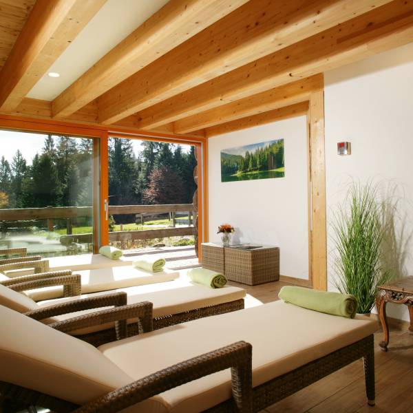 Ruheraum mit Liegen in Wellneshotel