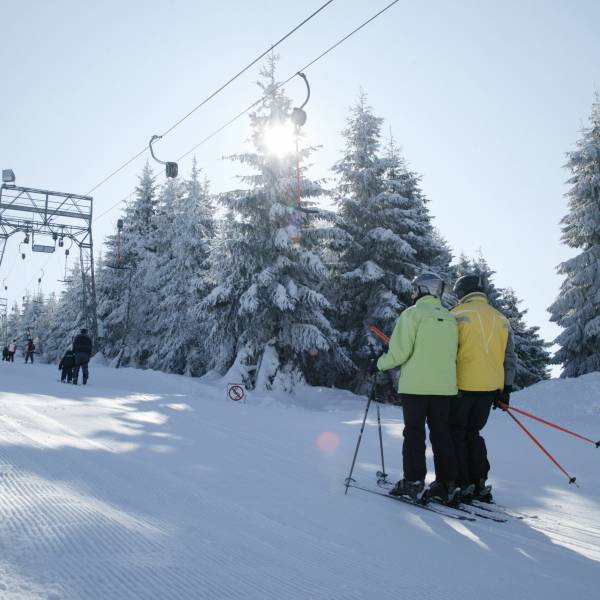 Personen beim Skilift an der Zuflucht im Schwarzwals im Winter