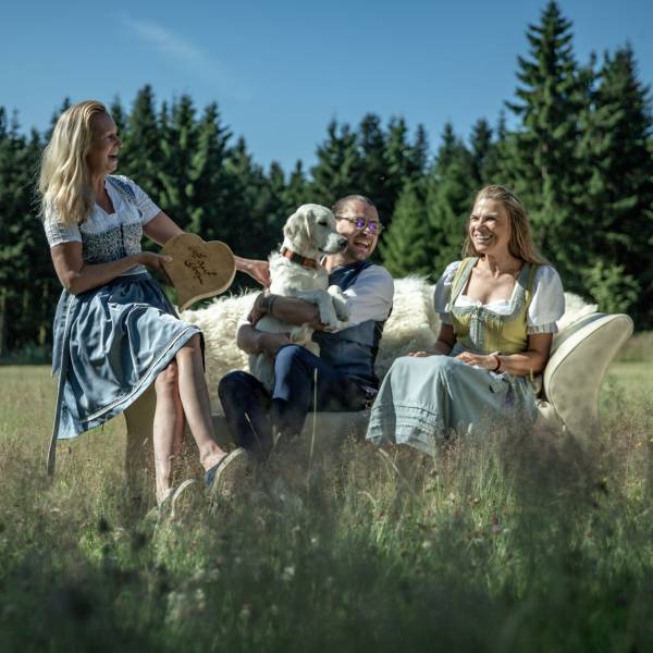 Gastgeber auf dem Sofa, Tracht, Freude
