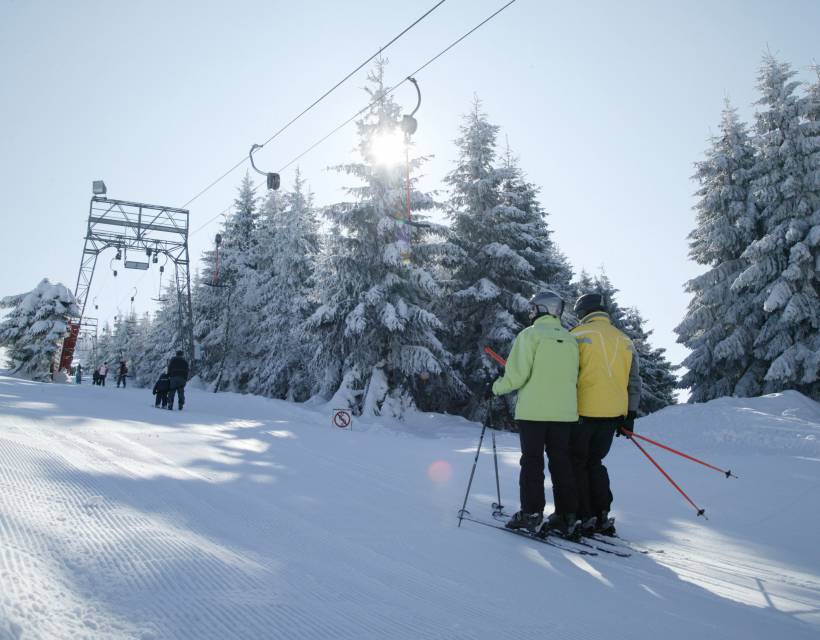 Personen beim Skilift an der Zuflucht im Schwarzwals im Winter
