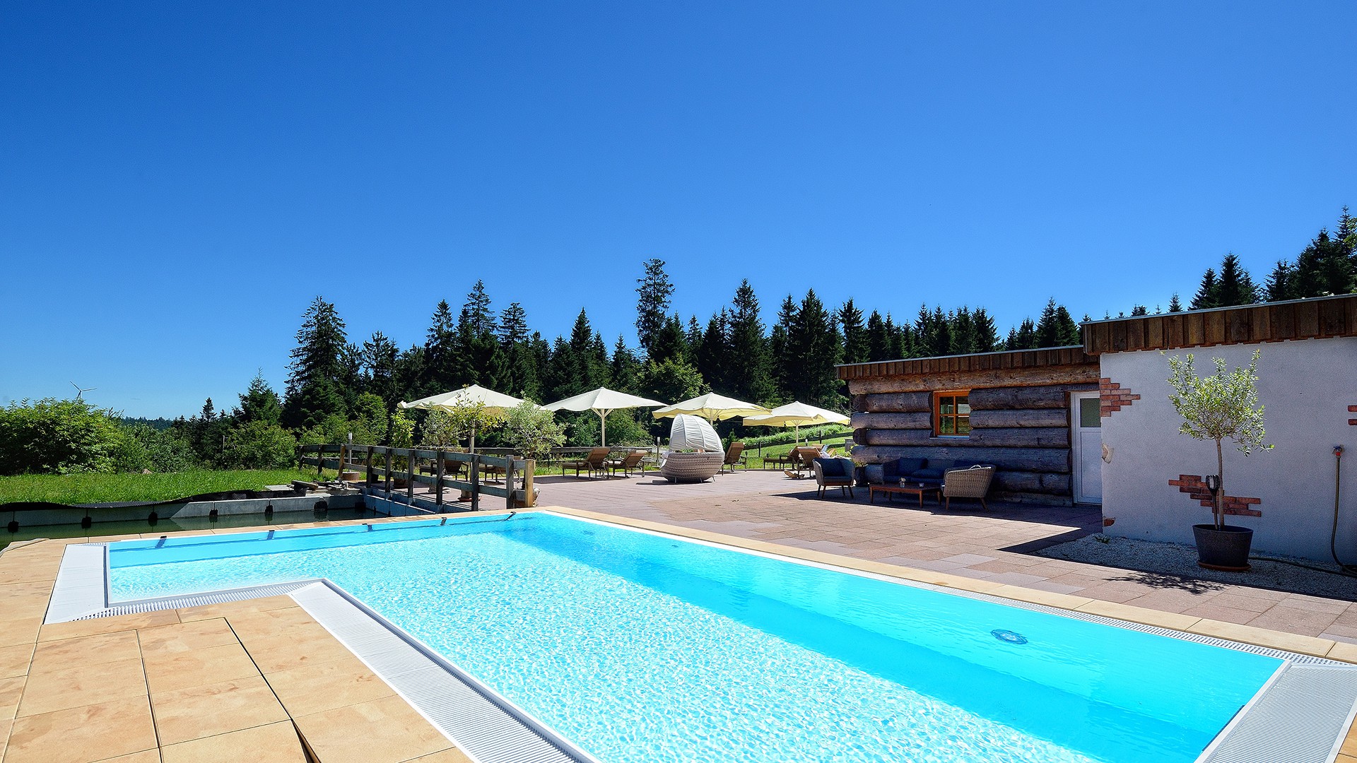 Außernpool im Sommer Hotel Zuflucht