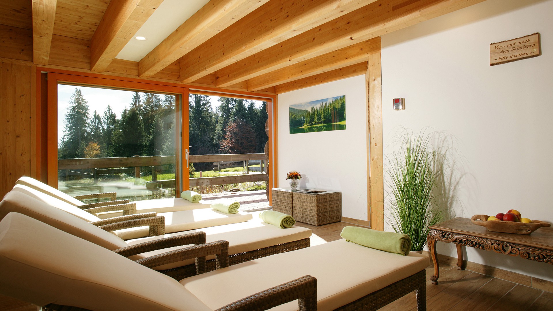 Ruheraum im Wellnessbereich mit gerollten Handtüchern und Panorama Fenster